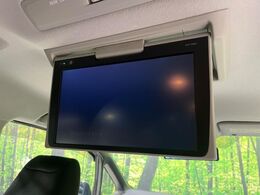 【フリップダウンモニター】大画面モニターで後席でもエンタメをお楽しみいただけます。小さなお子様にも大人気の装備です♪