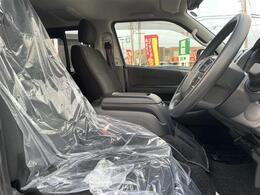 【運転席】座り心地が良いシートなので長時間の運転でも快適にお過ごしいただけます。新品のフロアマットのご注文も可能です。掲載箇所以外にご希望の写真がございましたらお気軽にお問い合わせ下さい。