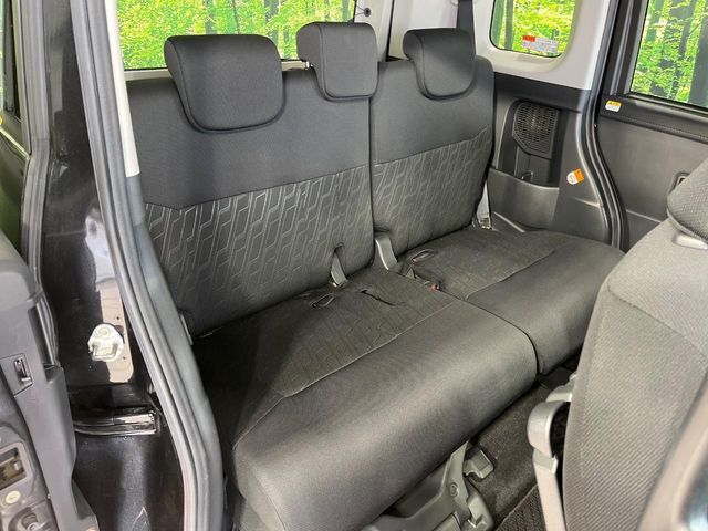 後部座席も気になるようなキズ・汚れやへたり等、大きなダメージはなく、良好な状態です。