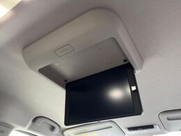 【フリップダウンモニター】大画面モニターで後席でもエンタメをお楽しみいただけます。小さなお子様にも大人気の装備です♪