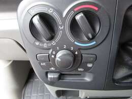 エアコン装備で暑い日でも快適にドライブが楽しめます！