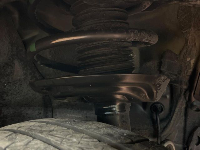 お車を安心してお乗りいただく為には、足回りの定期点検が欠かせません。サービスサポート（有償保証）では無料点検もご提供しており、安心のカーライフをお過ごしいただけるサポート体制が整っています。