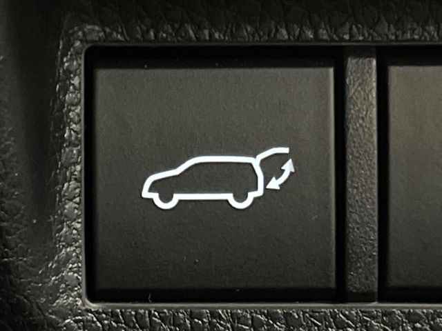 【パワーバックドア】スマートキーや運転席のボタンを押すだけでリアゲートが自動で開閉します！荷物を持っている時や、高い位置にあるバックドアを閉める際に便利な機能です♪