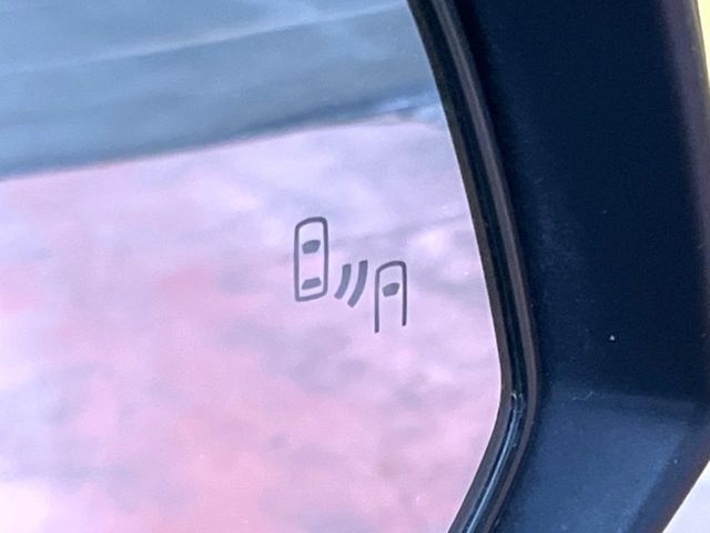【ブラインドスポットモニター】走行中、ドアミラーの死角になりやすい箇所に後続車が接近するとサイドミラーのレンズに警告を表示！ドライバーに注意喚起をしてくれます。