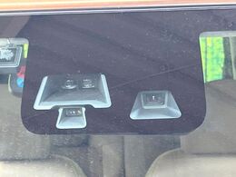 【エマージェンシーブレーキ】走行中に前方の車両等を認識し、衝突しそうな時は警報とブレーキで衝突回避と被害軽減をアシスト。より安全にドライブをお楽しみいただけます。