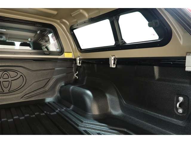 室内には電池式LED照明がついてます。