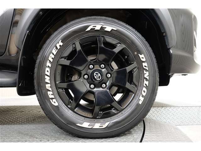 スポーティな印象を与える純正ホイールです。どこまでも走っていきたくなるようなデザインですね♪