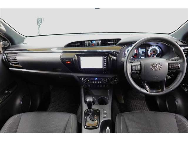 スタイリッシュなデザインのインパネ。各操作スイッチは使いやすい位置に配置されてます。