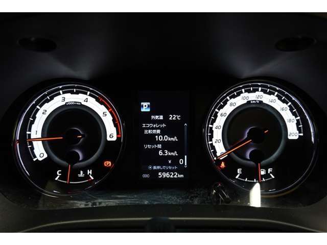 とっても見やすいメーターです。夜間時はラグジュアリーな気分にさせてくれる照明が魅力ですので、夜のドライブも楽しみになりますよ♪