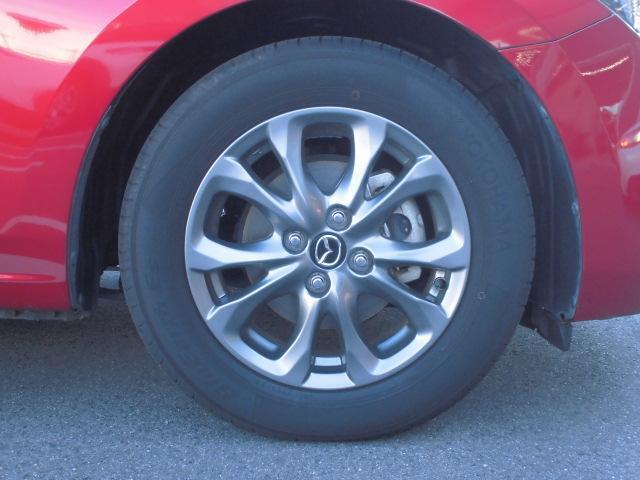 標準装備の純正15インチアルミホイール。タイヤサイズは185/65R15です。