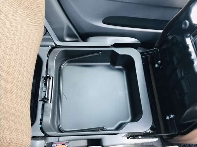 助手席シート下に収納スペースがございます！