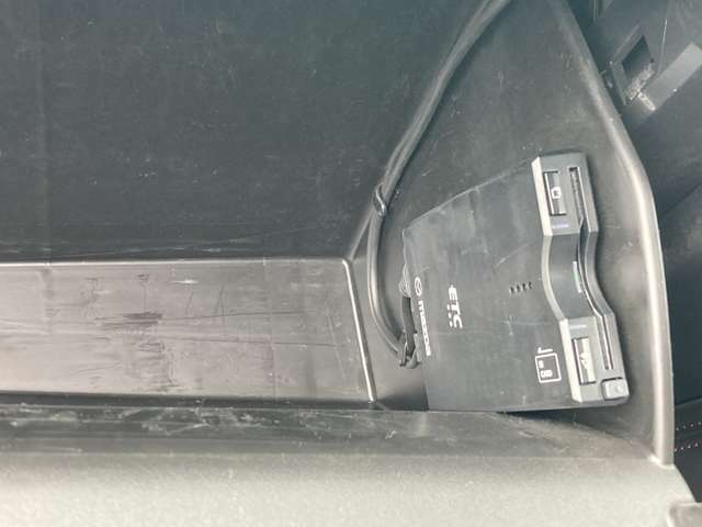 ETC車載機は助手席側のグローブボックス内部に取り付けられております。盗難防止に役立ちますし、邪魔になる事にもなりません！