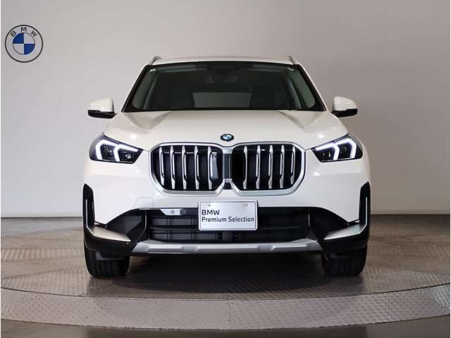 ☆BMWの代名詞とも言える【キドニーグリル】一目見ただけでBMW車であると認識できる確固たるアイコンとして存在感を放ちます☆
