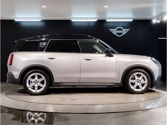 ☆MINIの車の始まりは大人四人がギリギリ乗れるコンパクトな車です！！今となっては3ナンバーですが、もともとは5ナンバーの車でした！！