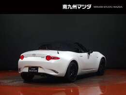 オープンとクローズド、美しさの両立のために、ソフトトップの後端を下げるとともに後方左右を絞り込み、キャノピー全体をティアドロップ形状にすることで、その両立に成功しました。