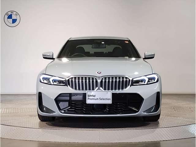 【キドニーグリル】BMWは約90年もの間、ほぼ全ての車両にひと目でBMWだと分かるこの特徴的なフロントグリルが備えられ、デザイン・アイコンとして親しまれてきました。
