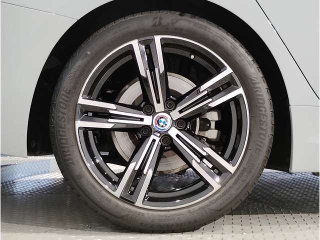 【BMWアロイホイル】軽量かつ強度に拘ったアロイホイル。走行性能ポテンシャルを引き出す設計。車の足元を引き締めてくれる大きなポイントはアロイホイルです。