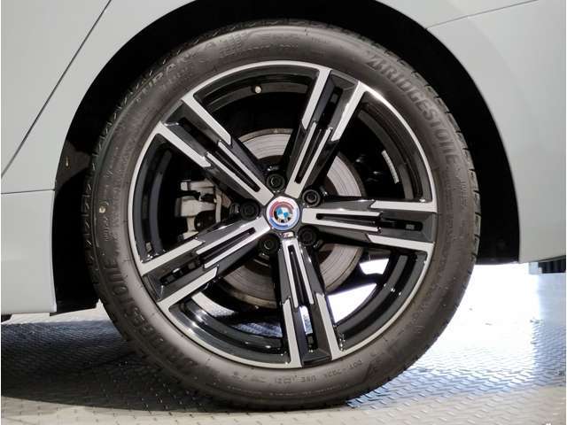 【BMWアロイホイル】軽量かつ強度に拘ったアロイホイル。走行性能ポテンシャルを引き出す設計。車の足元を引き締めてくれる大きなポイントはアロイホイルです。