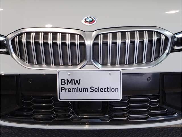 【キドニーグリル】BMWは約90年もの間、ほぼ全ての車両にひと目でBMWだと分かるこの特徴的なフロントグリルが備えられ、デザイン・アイコンとして親しまれてきました。