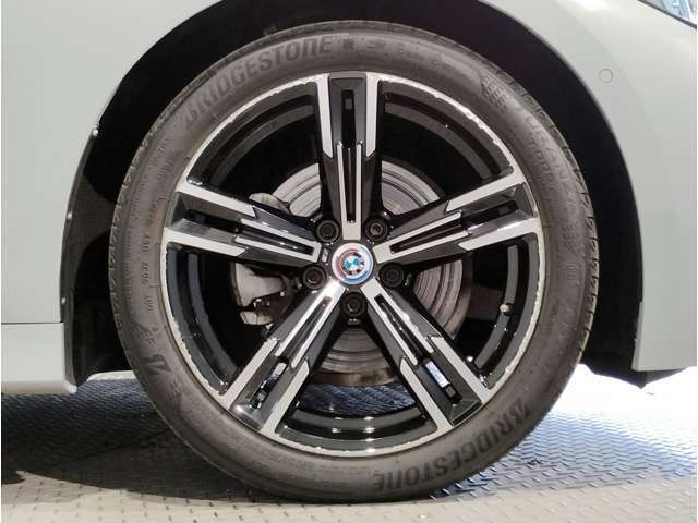 【BMWアロイホイル】軽量かつ強度に拘ったアロイホイル。走行性能ポテンシャルを引き出す設計。車の足元を引き締めてくれる大きなポイントはアロイホイルです。
