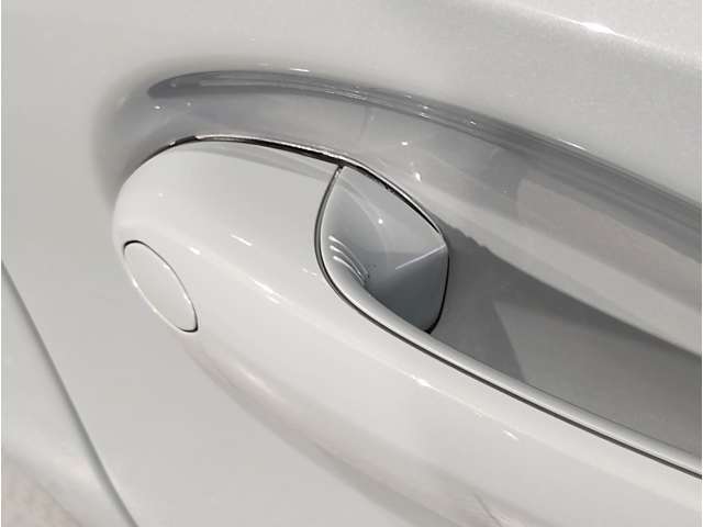 【スマートキー】車両のキーをカバンやポケットに入れたまま、お車の開閉が可能で御座います。お車の前に立ってキーを探す必要が御座いません。