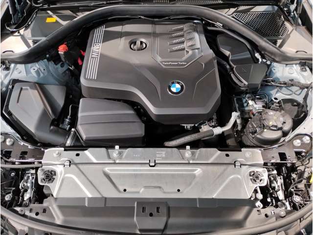 【BMWエンジン】革新的なガソリン・エンジン・テクノロジーによる高性能かつ高効率。レスポンスの良いパワーを発揮。常にスムーズな吸気を実現しアクセル開度にダイレクトに反応しドライビングを楽しく演出。