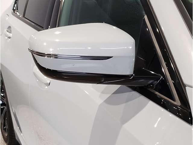 【BMWミラー】視認性の高いスタイリッシュなミラー。自動防眩機能も付いており夜間のドライビングをサポートします。
