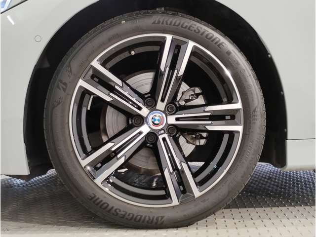 【BMWアロイホイル】軽量かつ強度に拘ったアロイホイル。走行性能ポテンシャルを引き出す設計。車の足元を引き締めてくれる大きなポイントはアロイホイルです。