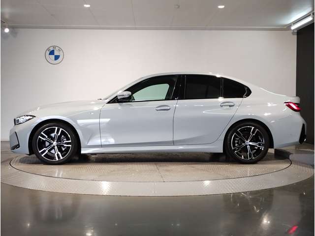 【拘りのFR】BMWが多く採用するFR車。ダイレクトでスポーティな加速感・シャープなハンドリングを実現。縦置きエンジンレイアウトにより、フラットで上質な乗り味です。