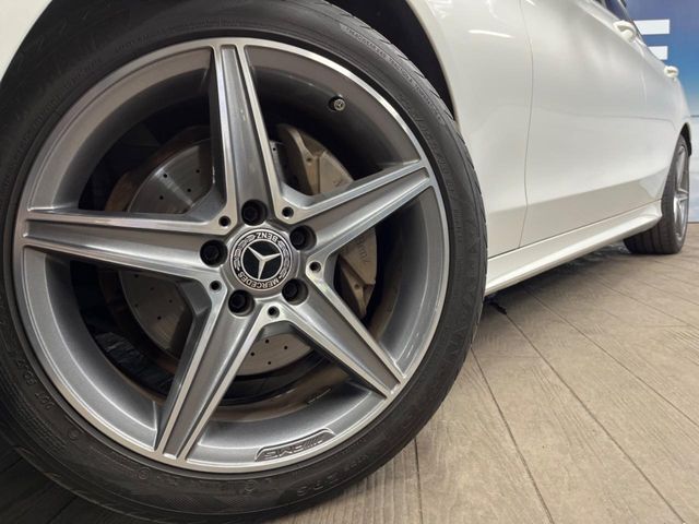 ●純正18インチアルミホイール：輸入車ならではの卓越した走りを支えるホイールと足回りです！日本車の走りに慣れている方にもぜひ体感して頂きたいほど、高いレベルでまとまっています！