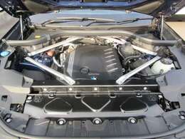 納車時には経験豊富なメカニックが最新設備の整備工場にて徹底的な整備を行います！不具合箇所、交換時期の部品に関しましては当社負担で交換しご納車いたします。