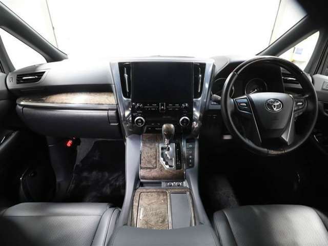 上質で落ち着いた印象のインパネ。視界も広々で運転しやすいです。