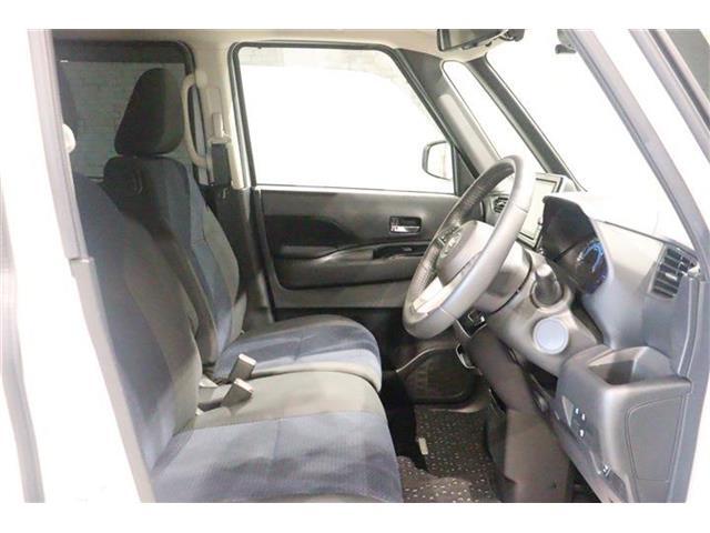 良好な視界とスムーズな乗り降りを実現した運転席。運転席はアイポイントを高くし視界良好です。