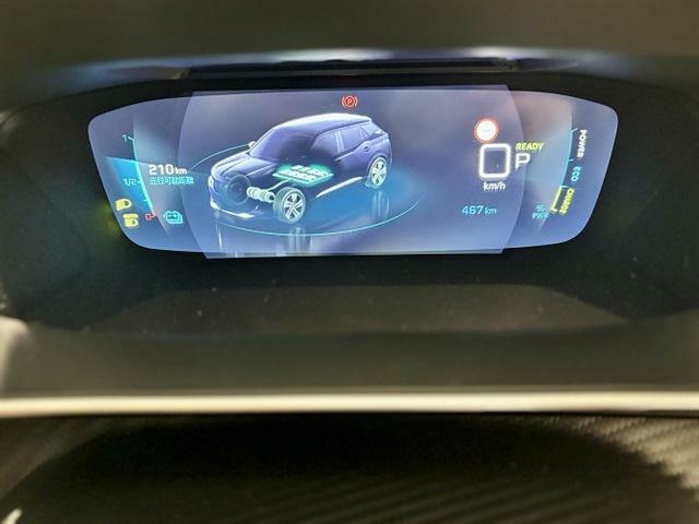 ドライブ中の情報は、奥行きのあるグラフィカルな3Dデジタルで表示。重要性や緊急性に応じて、2 階層にわけて見やすく表示するため、ドライバーは必要な情報を瞬時に読み取ることができます。
