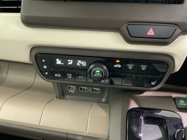運転席にはシートヒーターが付いています！寒い日に便利な装備ですね。
