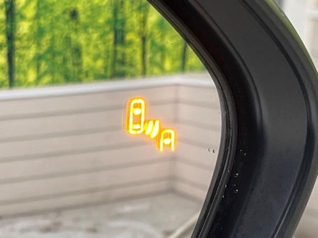 【ブラインドスポットモニタ】レーダーにより隣車線の車両を検知。車両を検知した側の表示灯が点灯。車両を検知している側に車線変更をしようとした場合、ブザーと表示で危険をお知らせします。