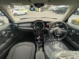 こちらインパネ全体の写真になります。納車はおおむね2週間程度（必要書類の状況により）で行っております。人気の車両になりますので、お早目のご検討をおすすめします。当店自慢の一台です！