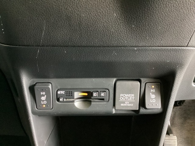 前席の左右別々のシートヒータースイッチが付いています。HiとLoの2段階で温度設定ができます。　スイッチの間にはアクセサリーソケットとETCがついており、高速道路の料金所の通過も楽々です！。