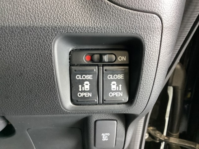 リアドアは乗り降りに便利な両側電動スライドドアです。また運転席に座っていながらスイッチ操作で自在にスライドドアを開け閉めできます。