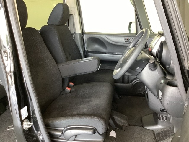 女性でも運転がしやすいように、シートの高さ調整機能（シートリフター）がついています。運転席と助手席の間が空いている為、助手席側への移動がスムーズです。交通量の多い道でも助手席側から乗り降りができます。