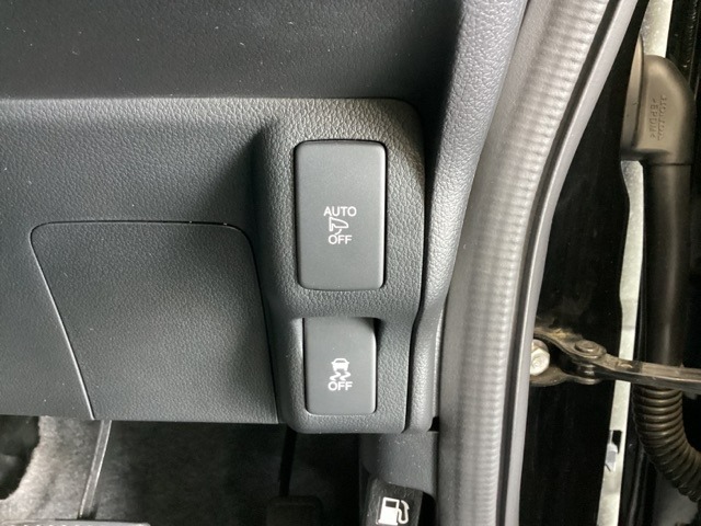 VSA装備車です。VSAはドライバーの操作と車の動きを見守っています。もし車の挙動が乱れたとき、4輪別々にブレーキをかけたり、エンジンパワーをしぼることによって車を安定させます。