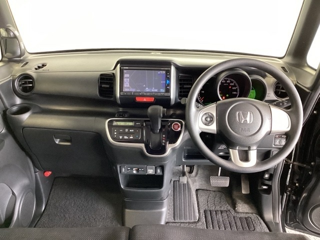 車内は光触媒抗菌消臭施工済です。スタイリッシュなデザインでスポーティなインパネ周りを演出します。グローブボックスやカップホルダーのほかにトレーなどたくさんの収納スペースが付いています。
