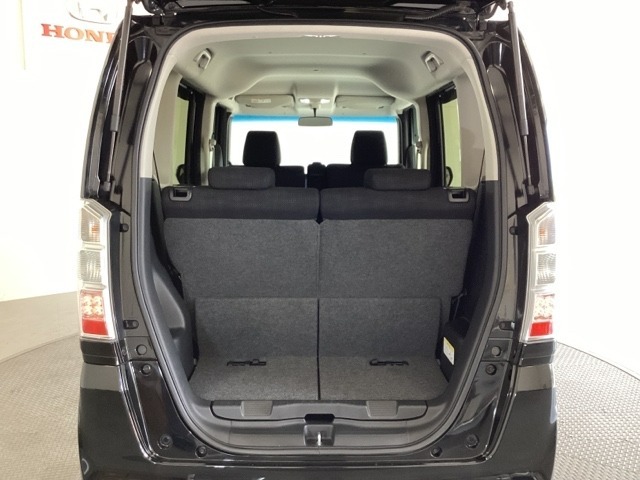 開口部も広く荷物の積み下ろしもしやすいお車となっております。シートの背もたれは5：5の割合で背もたれを可倒でき、前後のシートスライドもできるので荷室をひろげることができます。