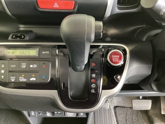CVT車のセレクトレバーです。低速から高速まで、変速ショックのないスムーズな走りを実現するとともに、エンジン効率のよい領域を維持することで燃費にも貢献します。