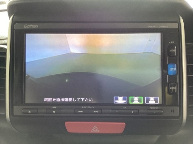 ギヤをR（バック）に入れるとナビの画面に後ろの映像が映るリアカメラ付です。後退時、コンディションが悪い視界でもカラーバックモニターがドライバーをサポートします。