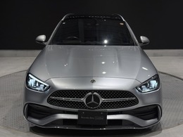 シンプルながらも機能的なデザインでボンネットは衝撃を吸収するクラッシャブル機構を採用しています。どのモデルも一目でメルセデス・ベンツと分かるオリジナリティを感じさせるデザインです。