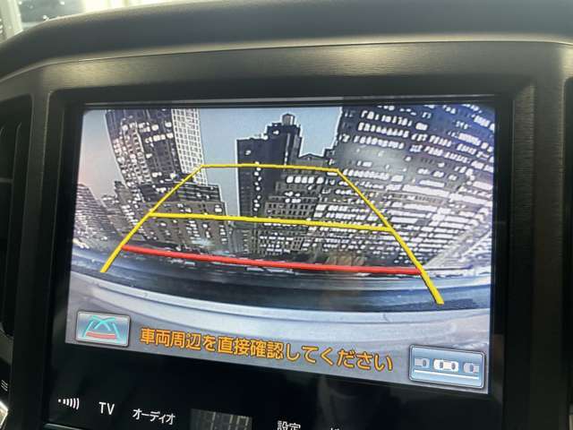 【バックカメラ】運転席から画面上で安全確認ができます。駐車が苦手な方にもオススメな便利機能です。