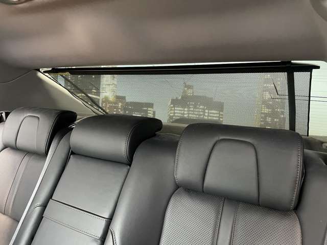 【電動リアサンシェード】高級車の後席に搭載されるサンシェードは電動格納致します。