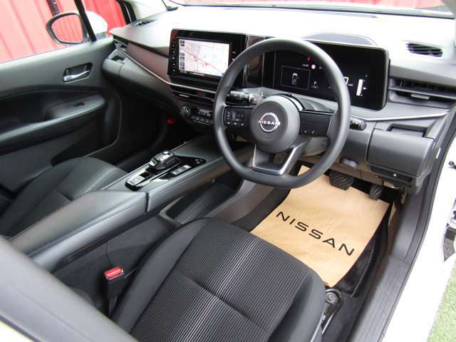 黒ベースの落ち着いたコクピット。上質感あります