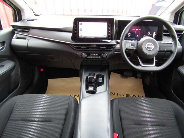 黒ベースの落ち着いたコクピット。上質感あります